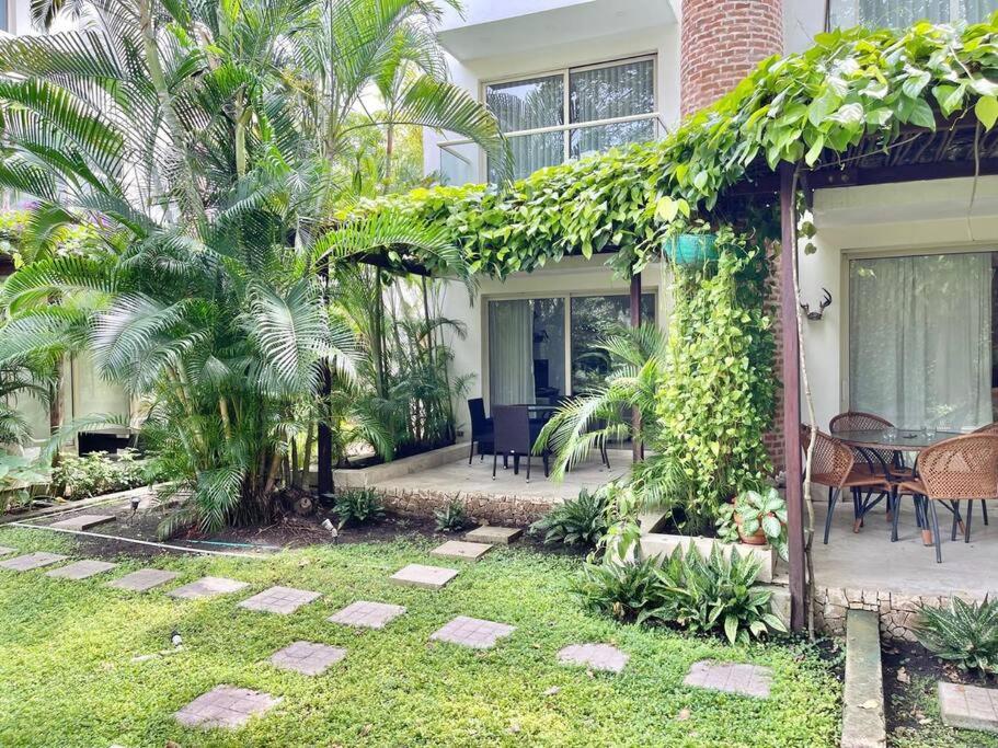 Walled City apt- Rooftop Pool & Private Garden