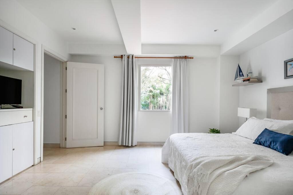 Walled City apt- Rooftop Pool & Private Garden