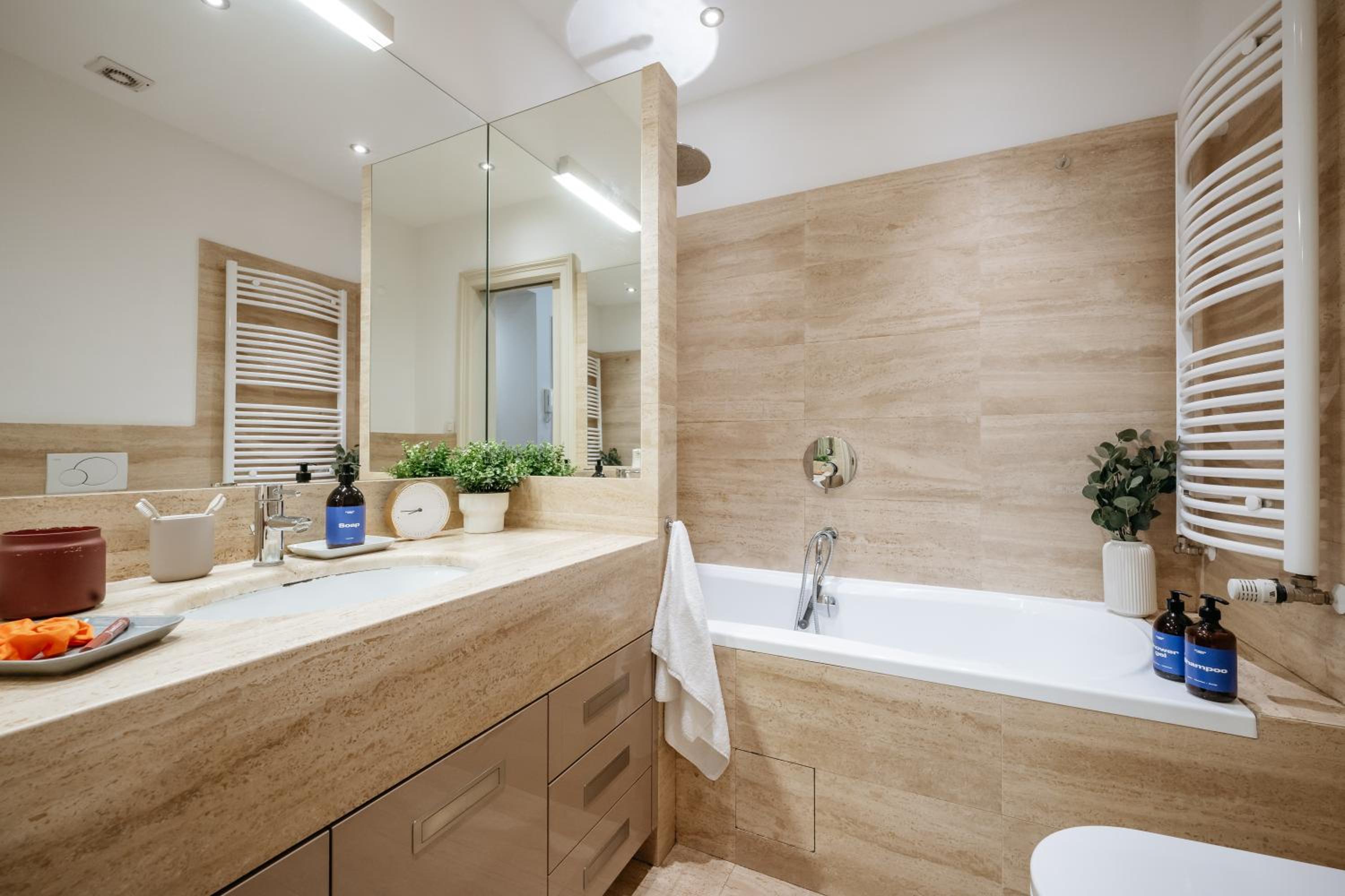 1BDR Apartment in Heart of Old Town Near Iconic Sites