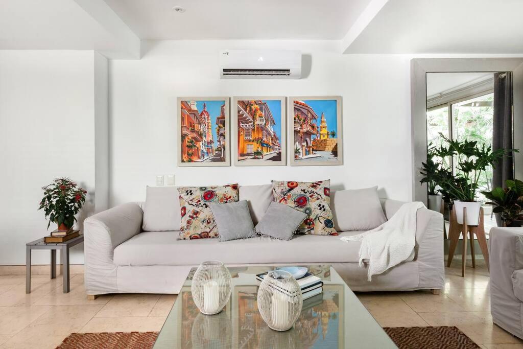 Walled City apt- Rooftop Pool & Private Garden