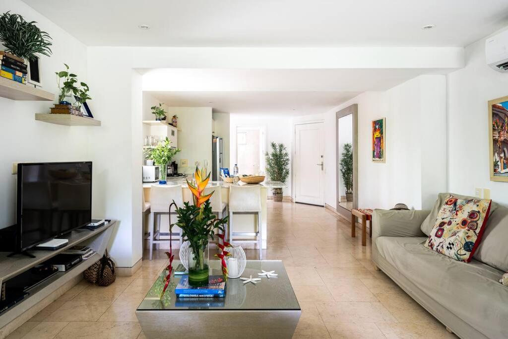 Walled City apt- Rooftop Pool & Private Garden