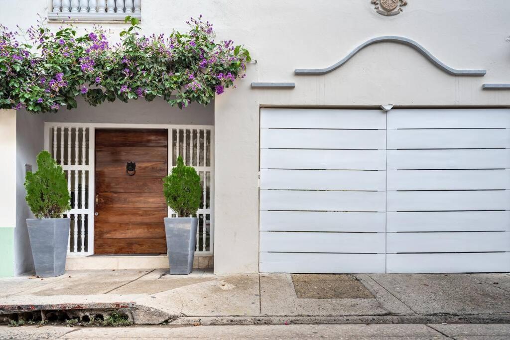 Walled City apt- Rooftop Pool & Private Garden