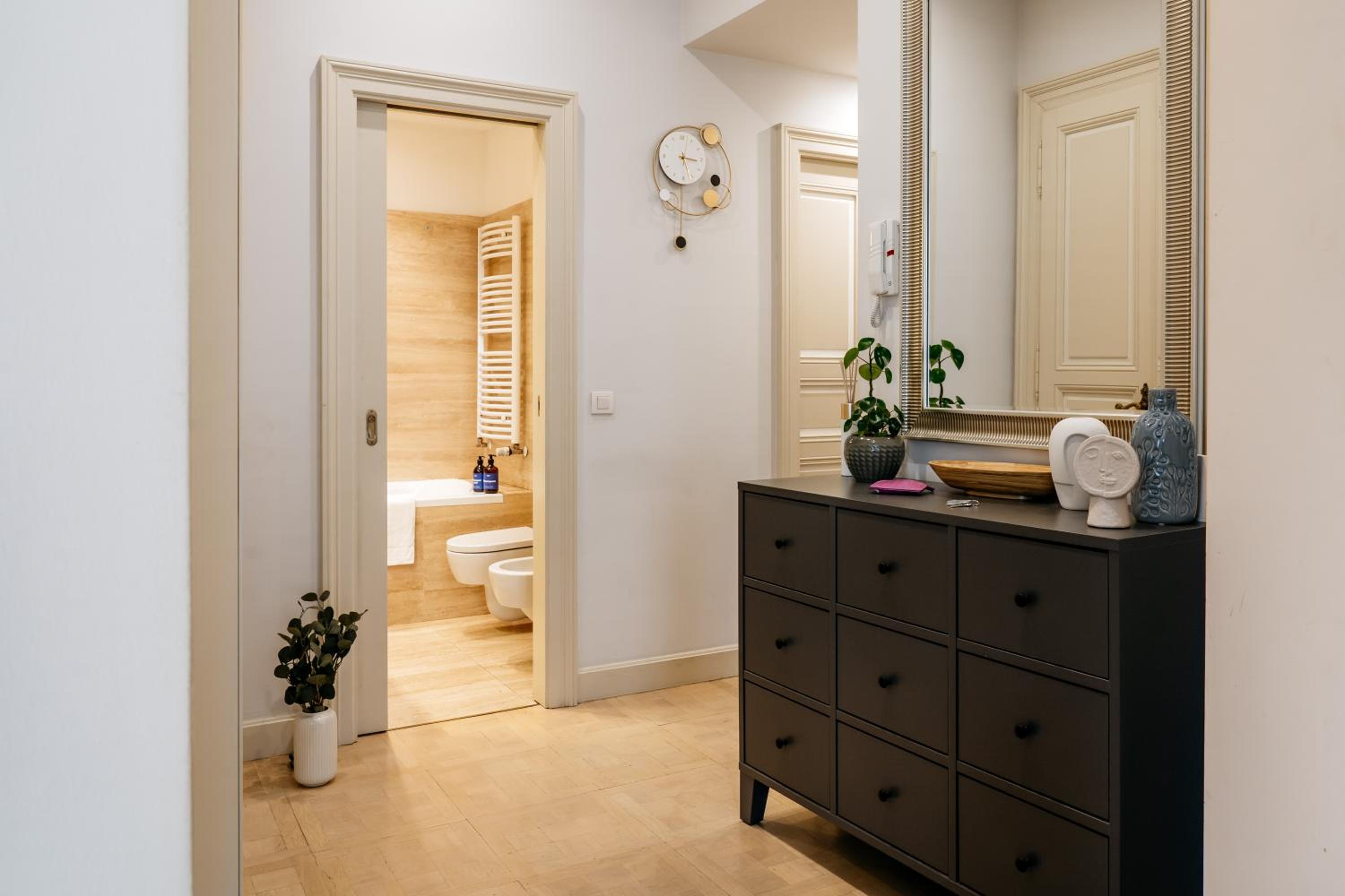 1BDR Apartment in Heart of Old Town Near Iconic Sites