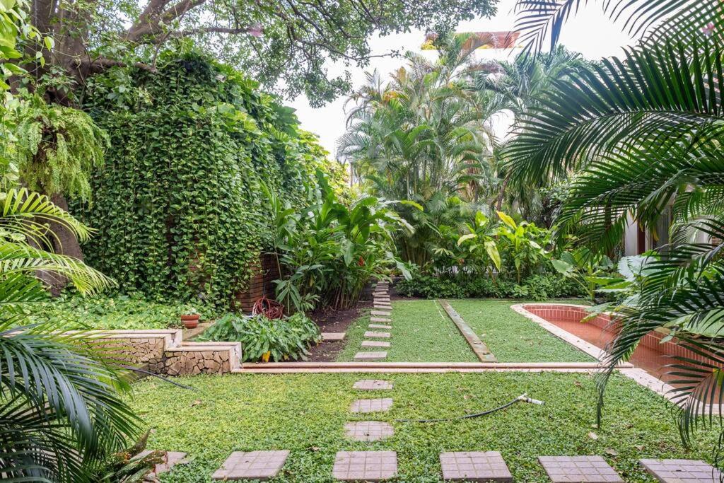 Walled City apt- Rooftop Pool & Private Garden