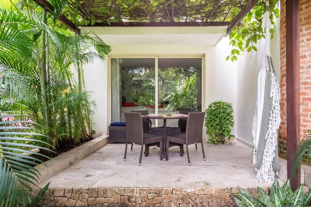 Walled City apt- Rooftop Pool & Private Garden