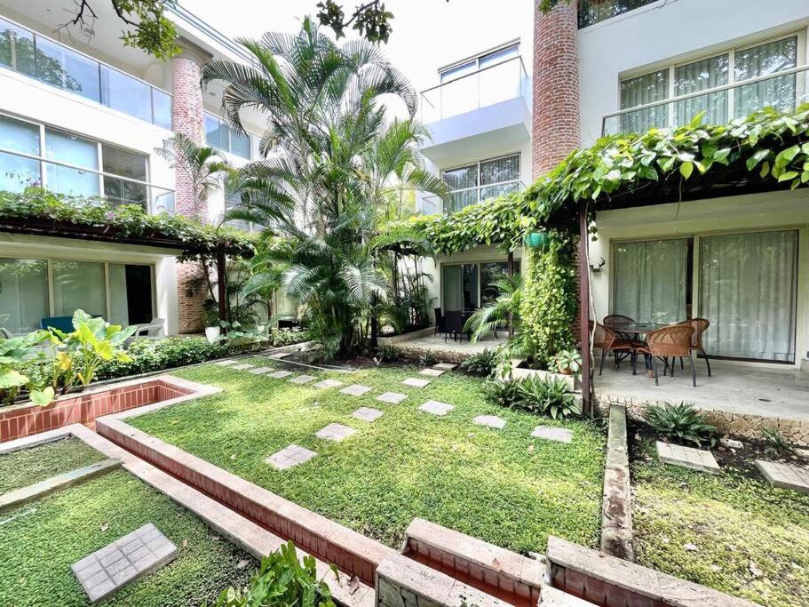 Walled City apt- Rooftop Pool & Private Garden