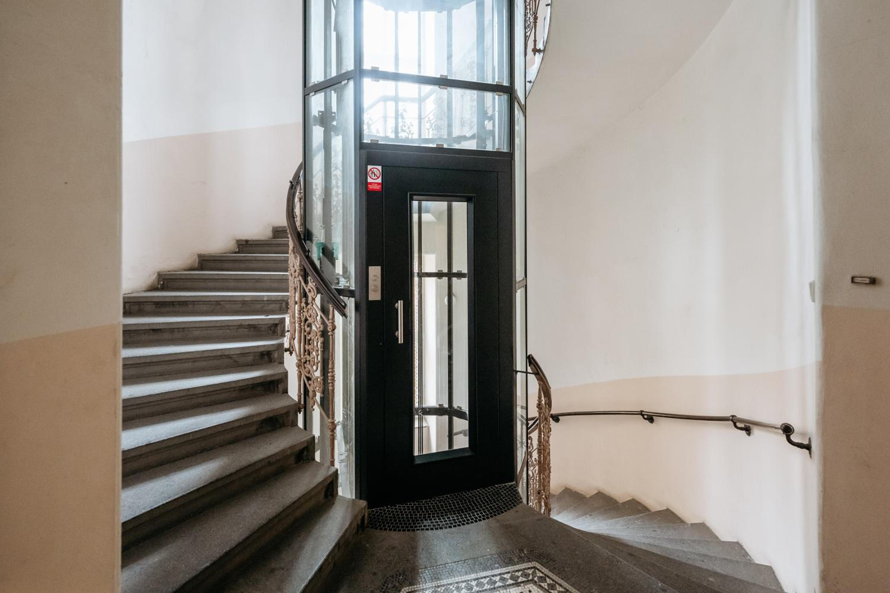 1BDR Apartment in Heart of Old Town Near Iconic Sites