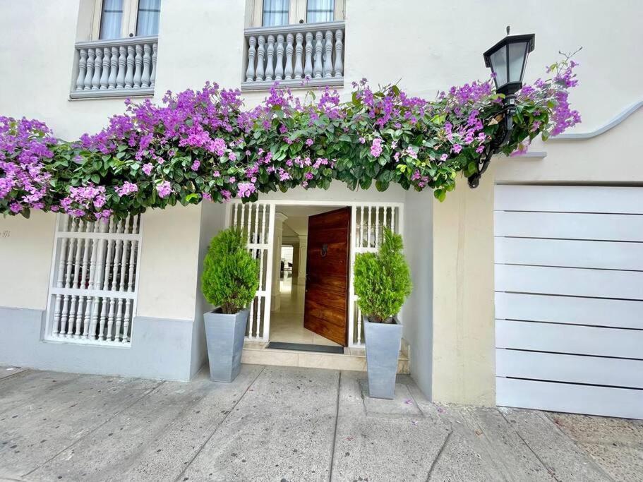 Walled City apt- Rooftop Pool & Private Garden