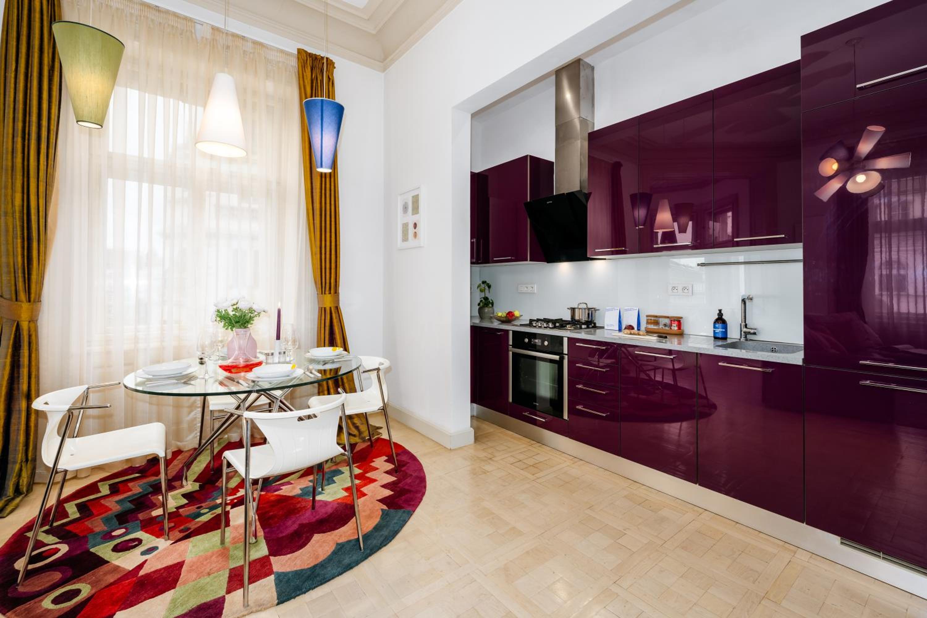 1BDR Apartment in Heart of Old Town Near Iconic Sites
