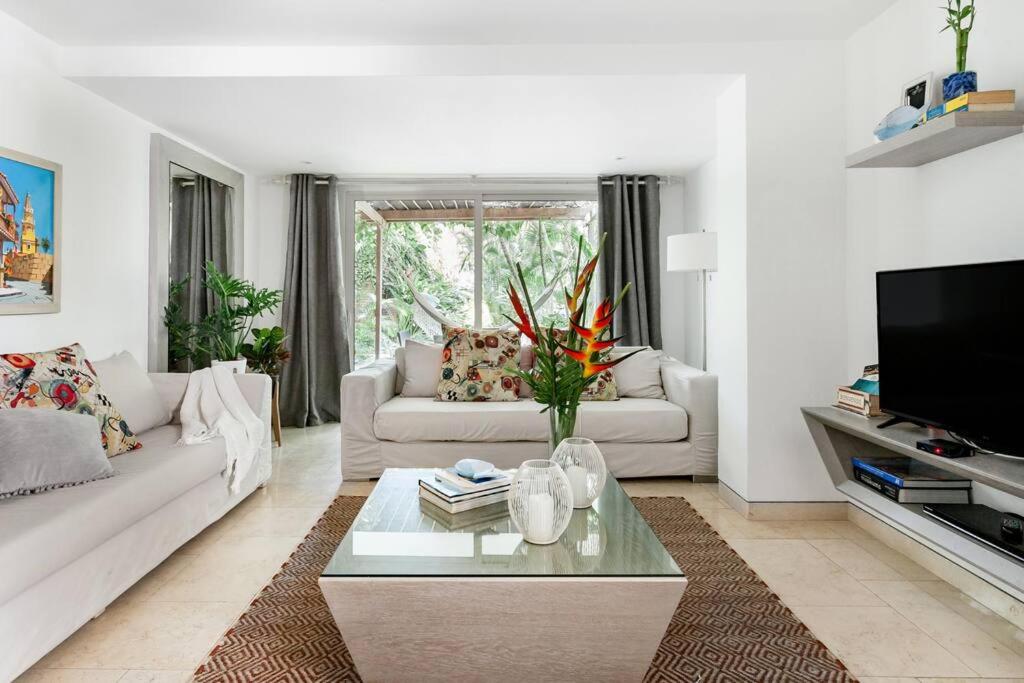 Walled City apt- Rooftop Pool & Private Garden
