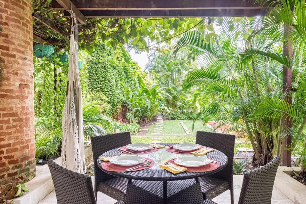 Walled City apt- Rooftop Pool & Private Garden