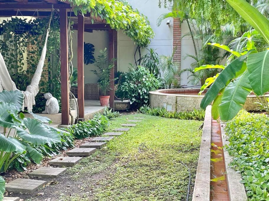 Walled City apt- Rooftop Pool & Private Garden