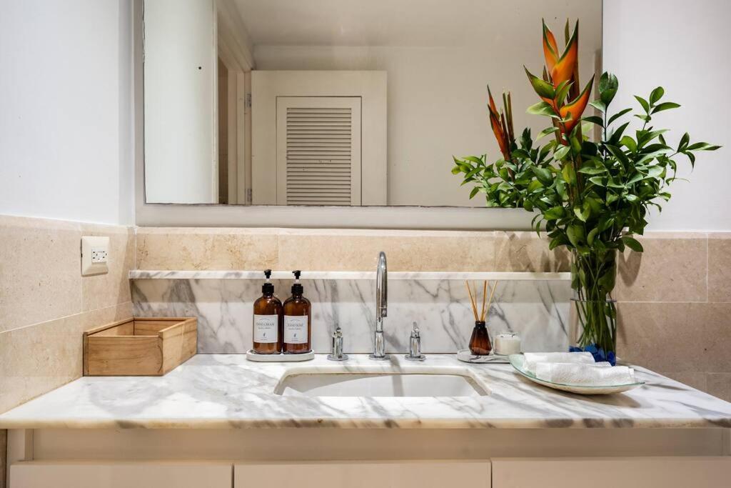 Walled City apt- Rooftop Pool & Private Garden