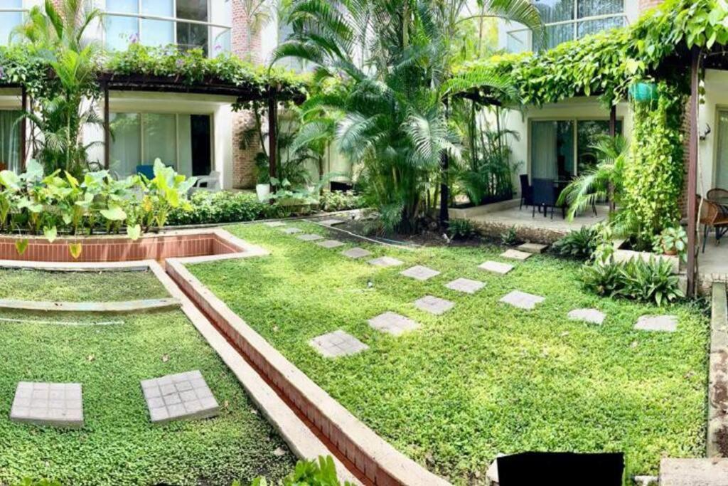 Walled City apt- Rooftop Pool & Private Garden