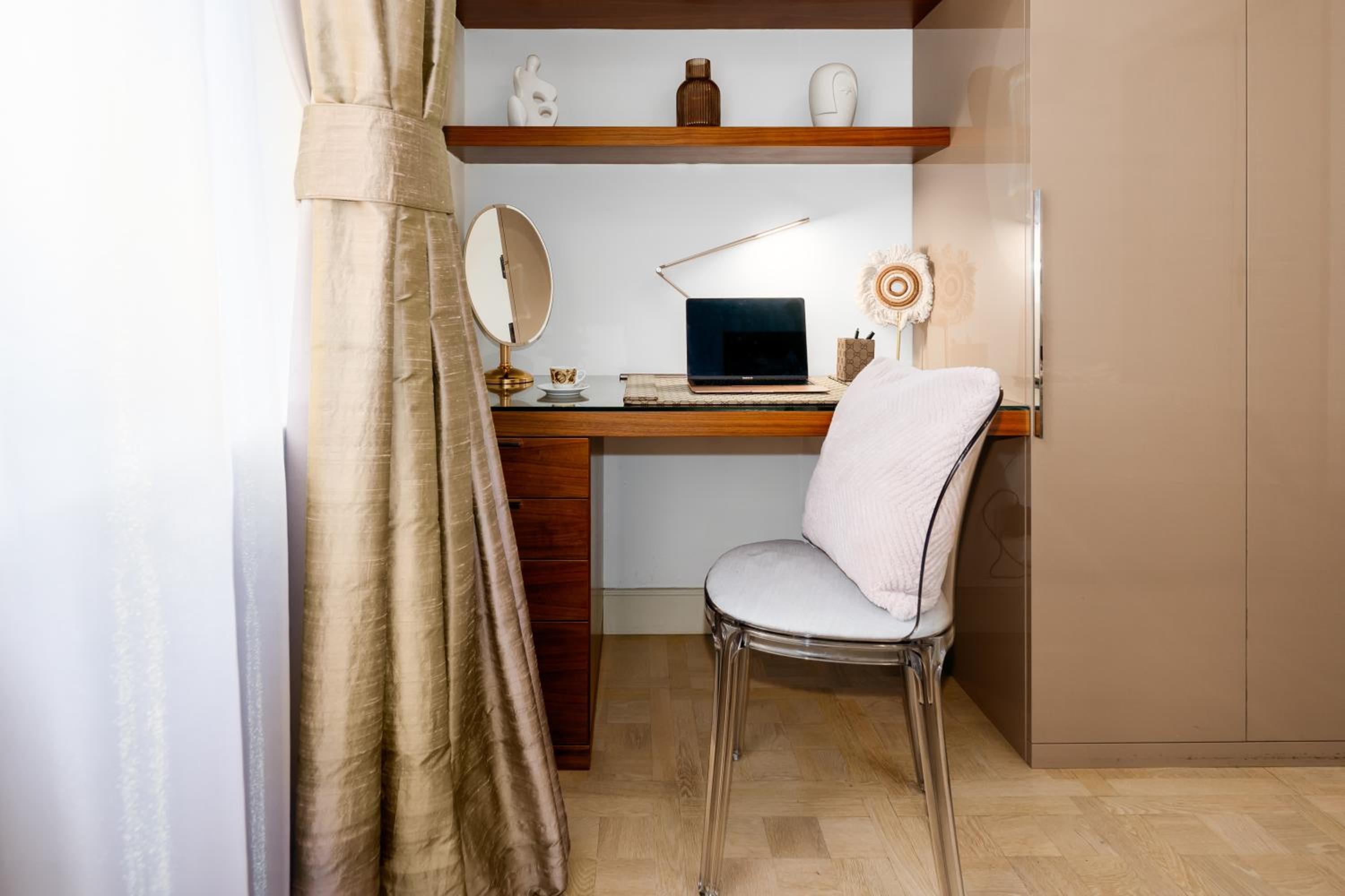 1BDR Apartment in Heart of Old Town Near Iconic Sites
