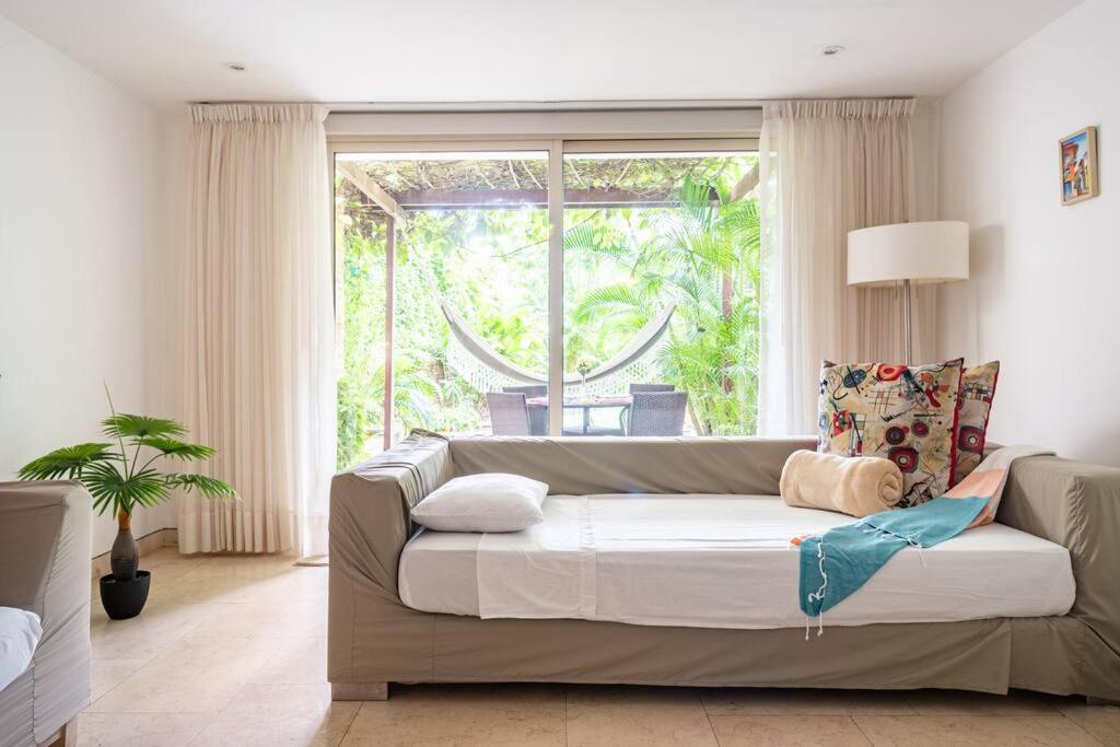 Walled City apt- Rooftop Pool & Private Garden