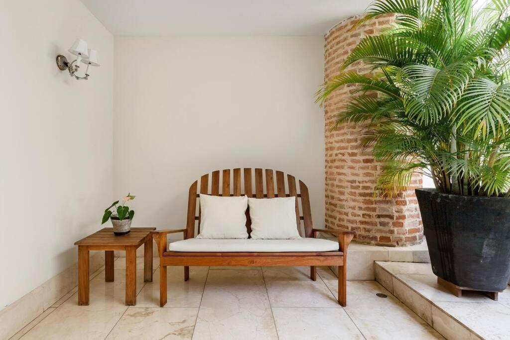Walled City apt- Rooftop Pool & Private Garden