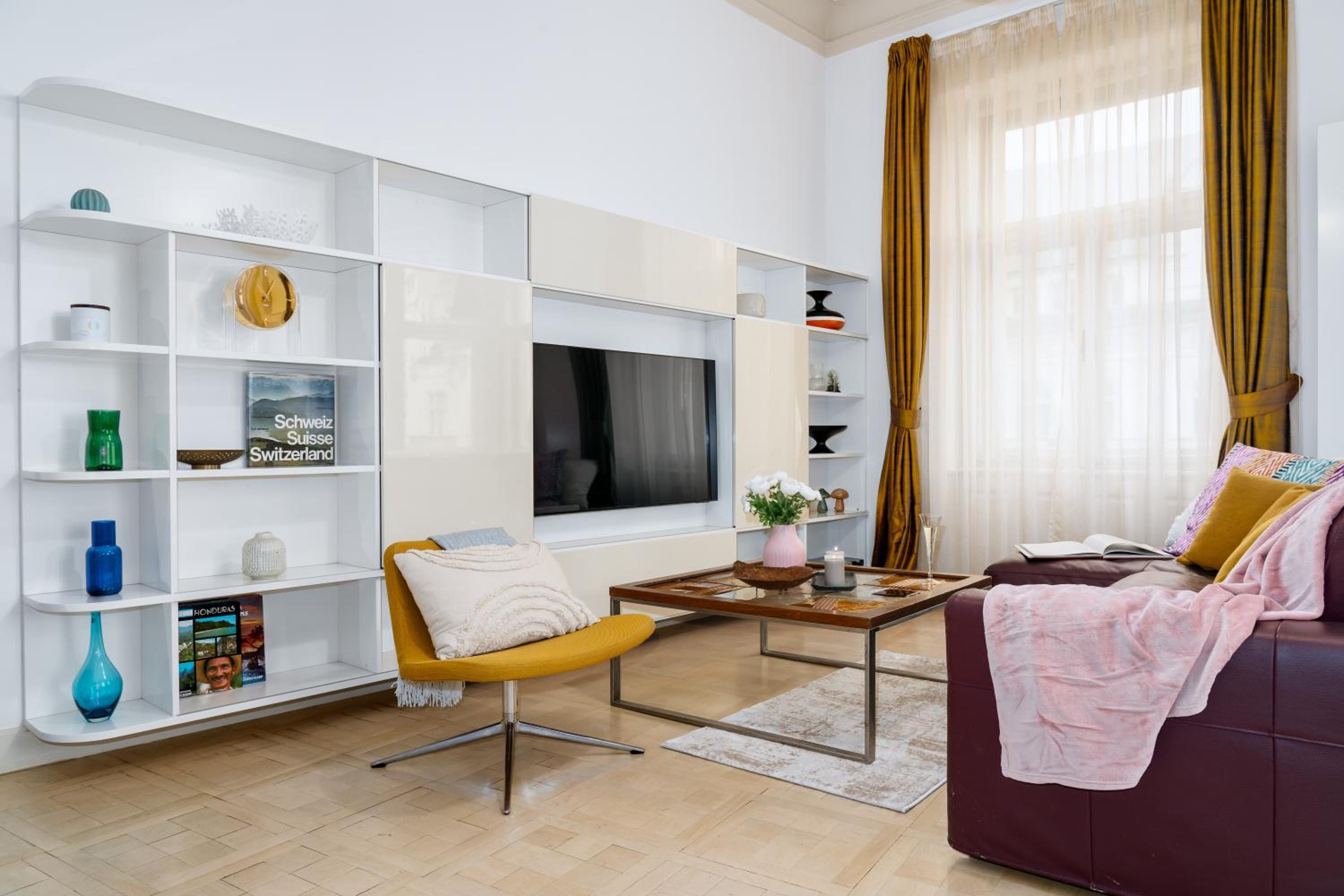 1BDR Apartment in Heart of Old Town Near Iconic Sites