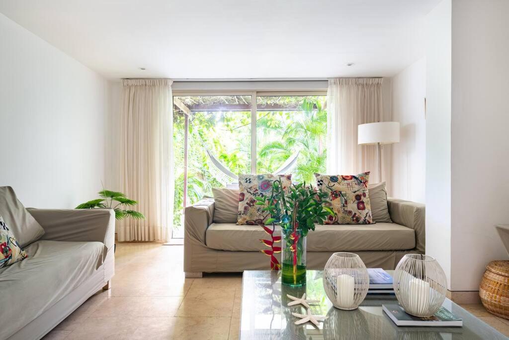 Walled City apt- Rooftop Pool & Private Garden