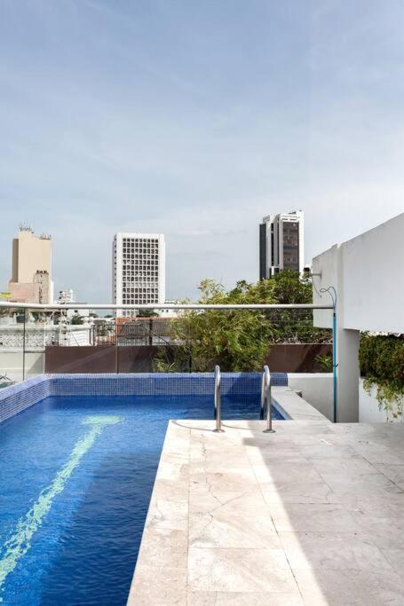 Walled City apt- Rooftop Pool & Private Garden