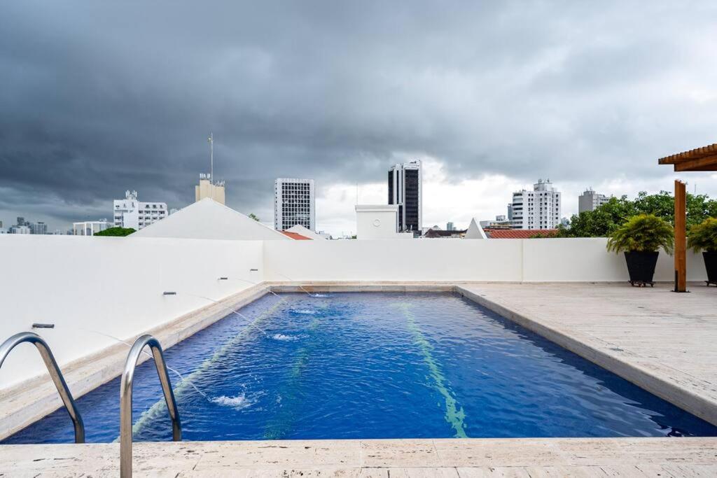 Walled City apt- Rooftop Pool & Private Garden