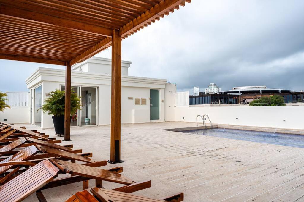 Walled City apt- Rooftop Pool & Private Garden