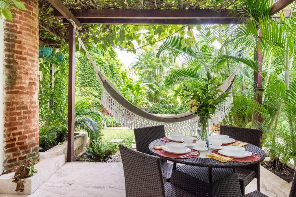 Walled City apt- Rooftop Pool & Private Garden