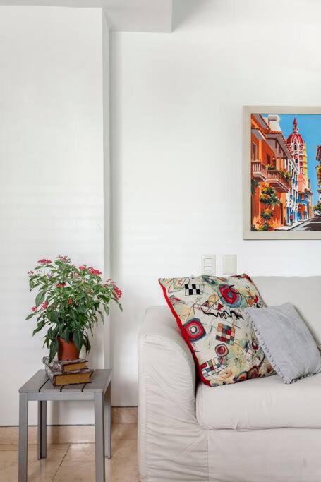 Walled City apt- Rooftop Pool & Private Garden