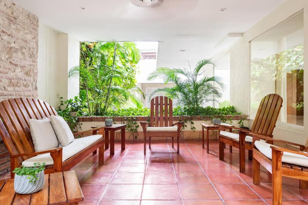 Walled City apt- Rooftop Pool & Private Garden