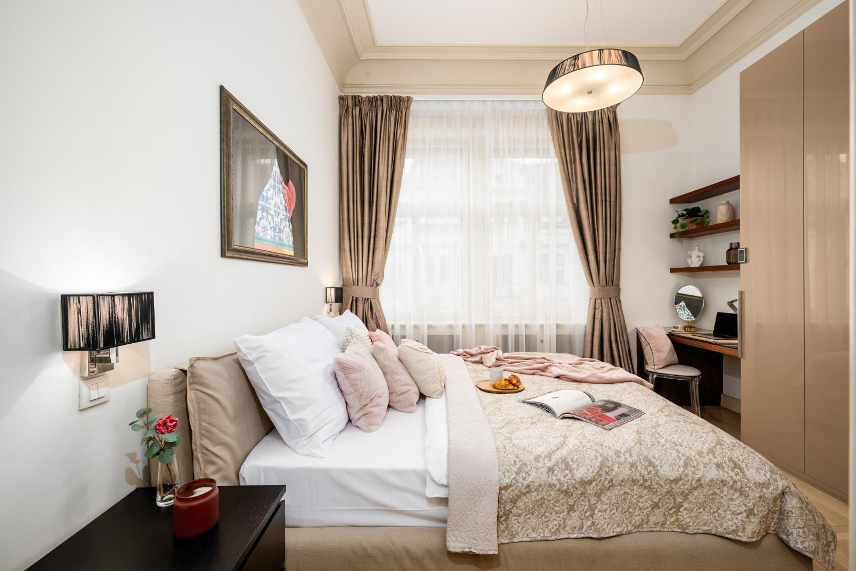 1BDR Apartment in Heart of Old Town Near Iconic Sites