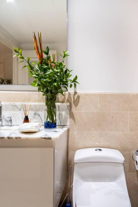 Walled City apt- Rooftop Pool & Private Garden