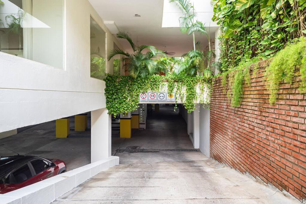 Walled City apt- Rooftop Pool & Private Garden