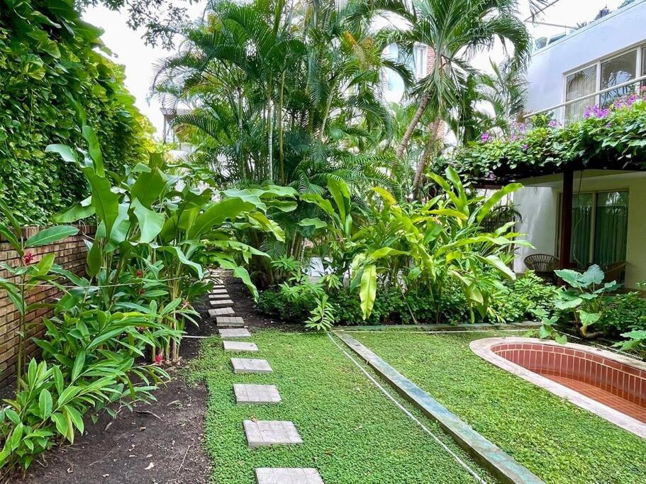 Walled City apt- Rooftop Pool & Private Garden