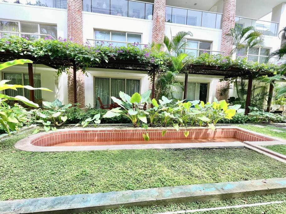 Walled City apt- Rooftop Pool & Private Garden