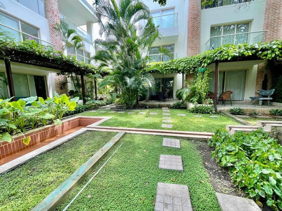 Walled City apt- Rooftop Pool & Private Garden