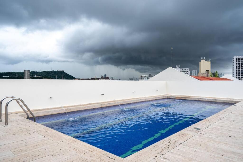 Walled City apt- Rooftop Pool & Private Garden