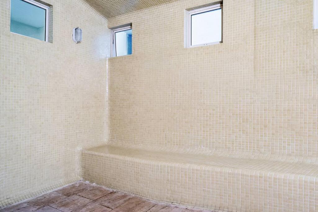 Walled City apt- Rooftop Pool & Private Garden