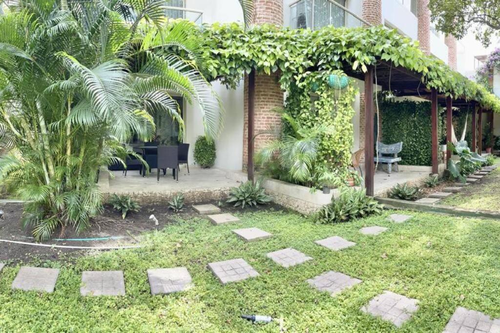 Walled City apt- Rooftop Pool & Private Garden
