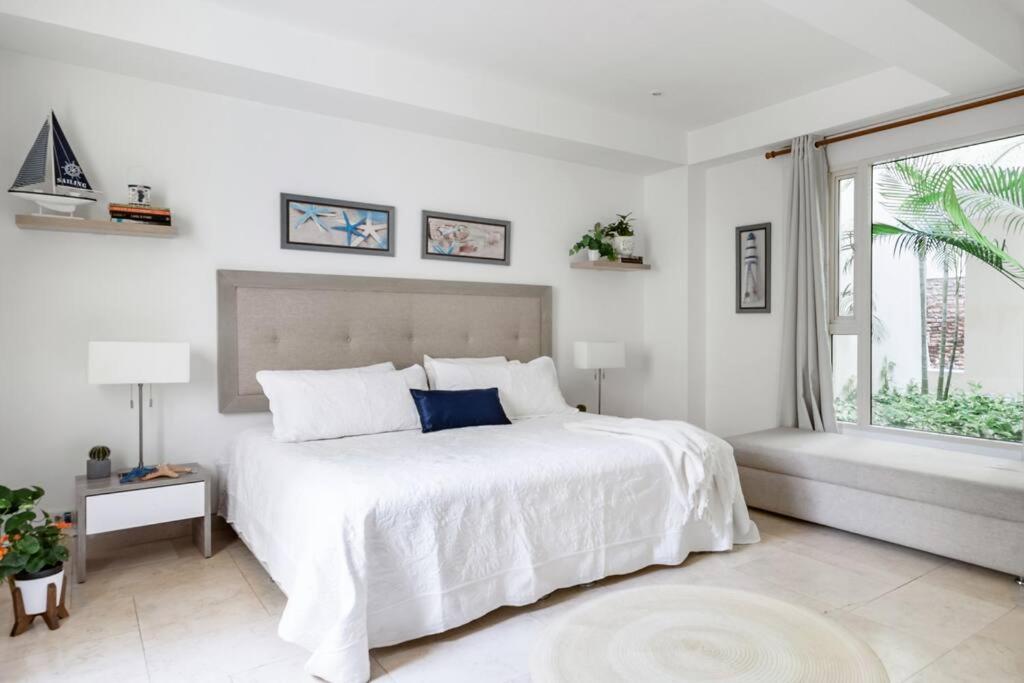Walled City apt- Rooftop Pool & Private Garden