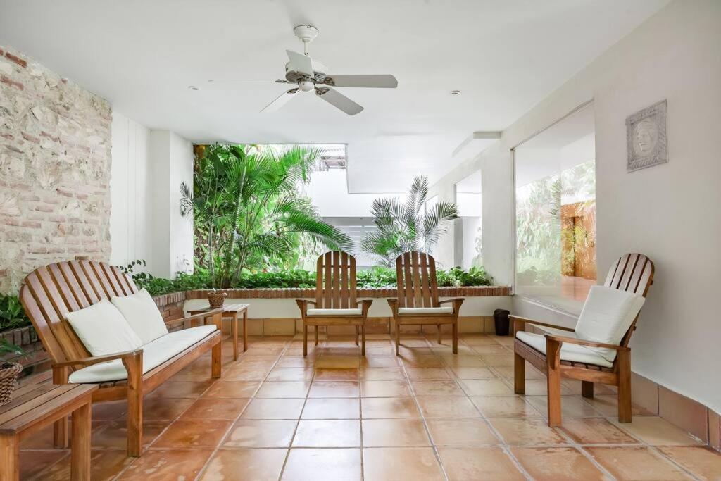 Walled City apt- Rooftop Pool & Private Garden