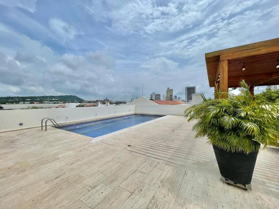 Walled City apt- Rooftop Pool & Private Garden