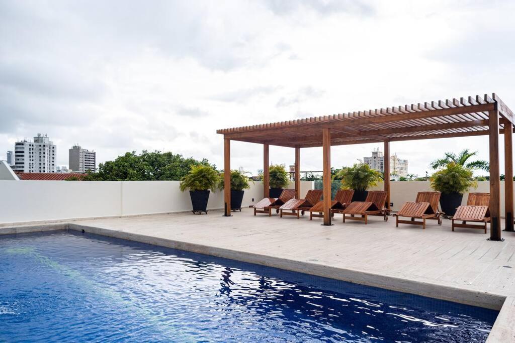 Walled City apt- Rooftop Pool & Private Garden