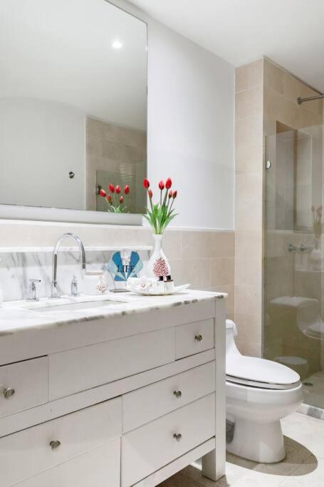 Walled City apt- Rooftop Pool & Private Garden