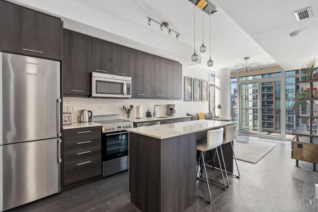 Amazing View 2BR St Lawrence Market Condo, Downtown Toronto