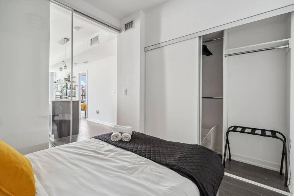 Amazing View 2BR St Lawrence Market Condo, Downtown Toronto