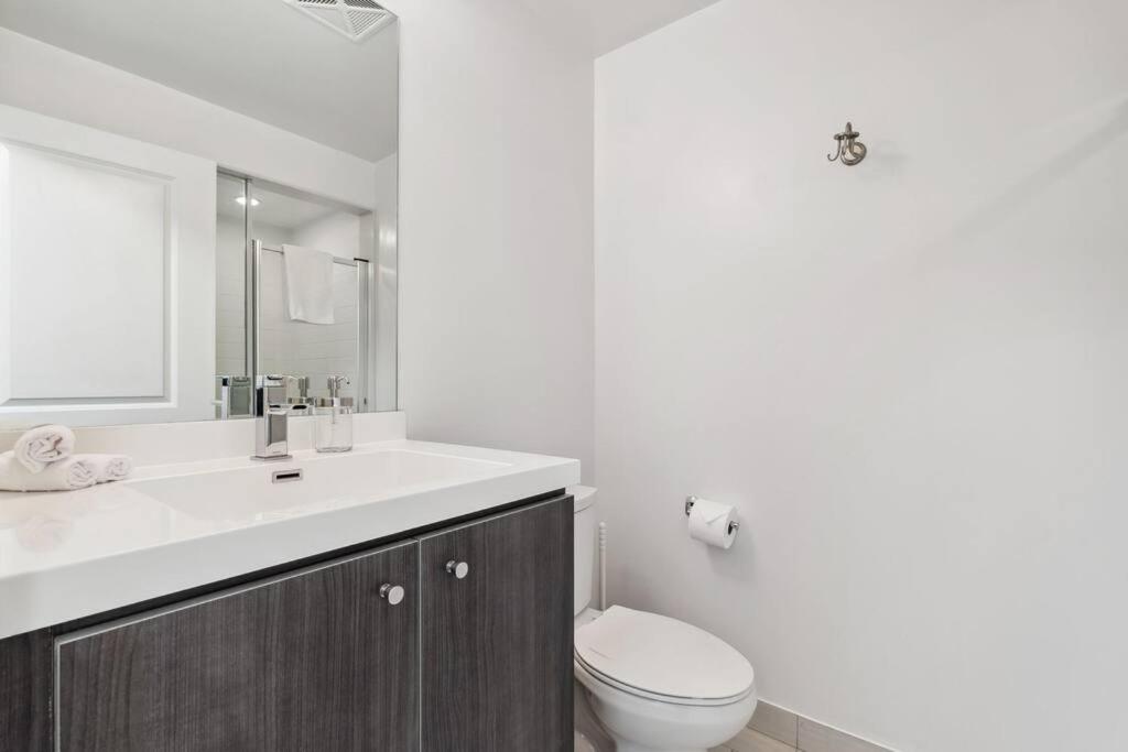 Amazing View 2BR St Lawrence Market Condo, Downtown Toronto