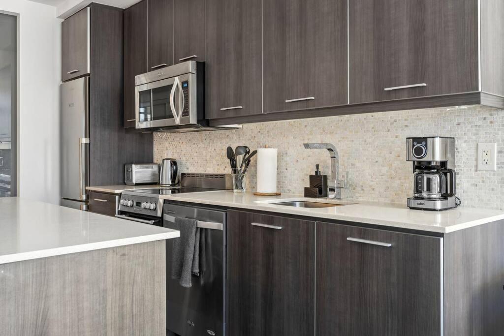 Amazing View 2BR St Lawrence Market Condo, Downtown Toronto