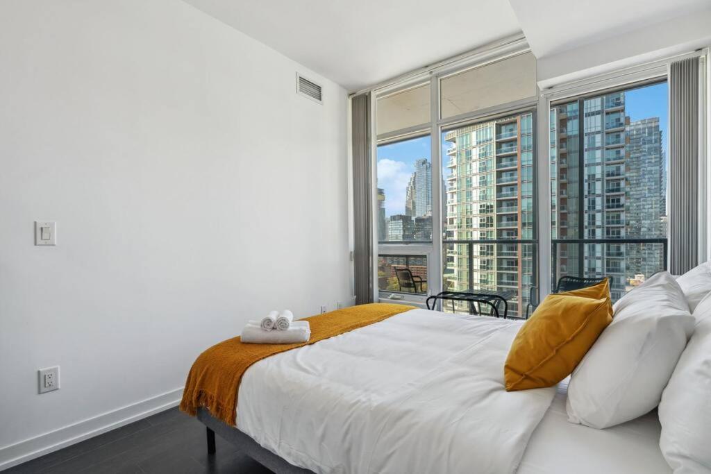 Amazing View 2BR St Lawrence Market Condo, Downtown Toronto