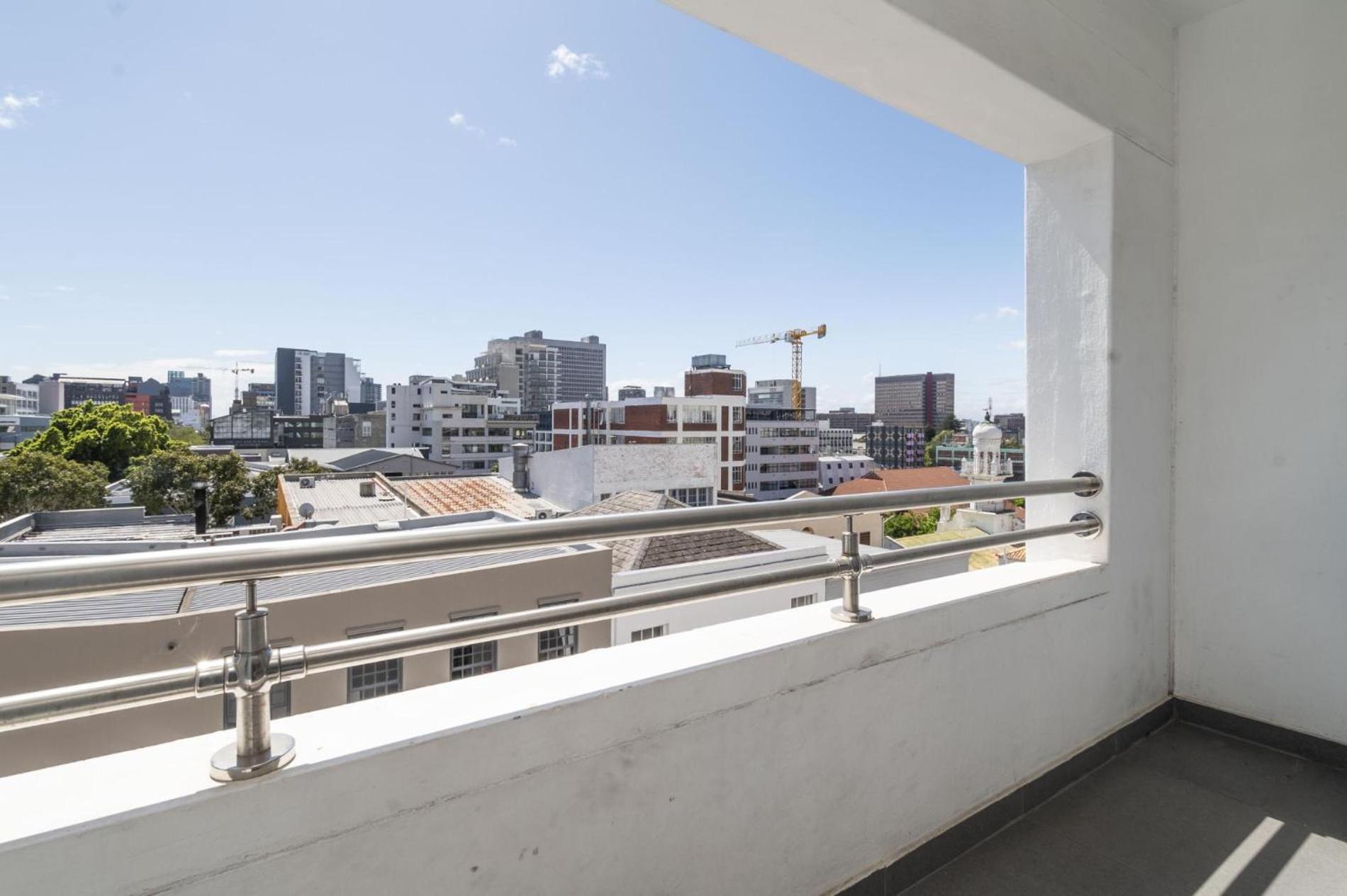 Modern Studio at 220onLoop City Views Comfort view 5