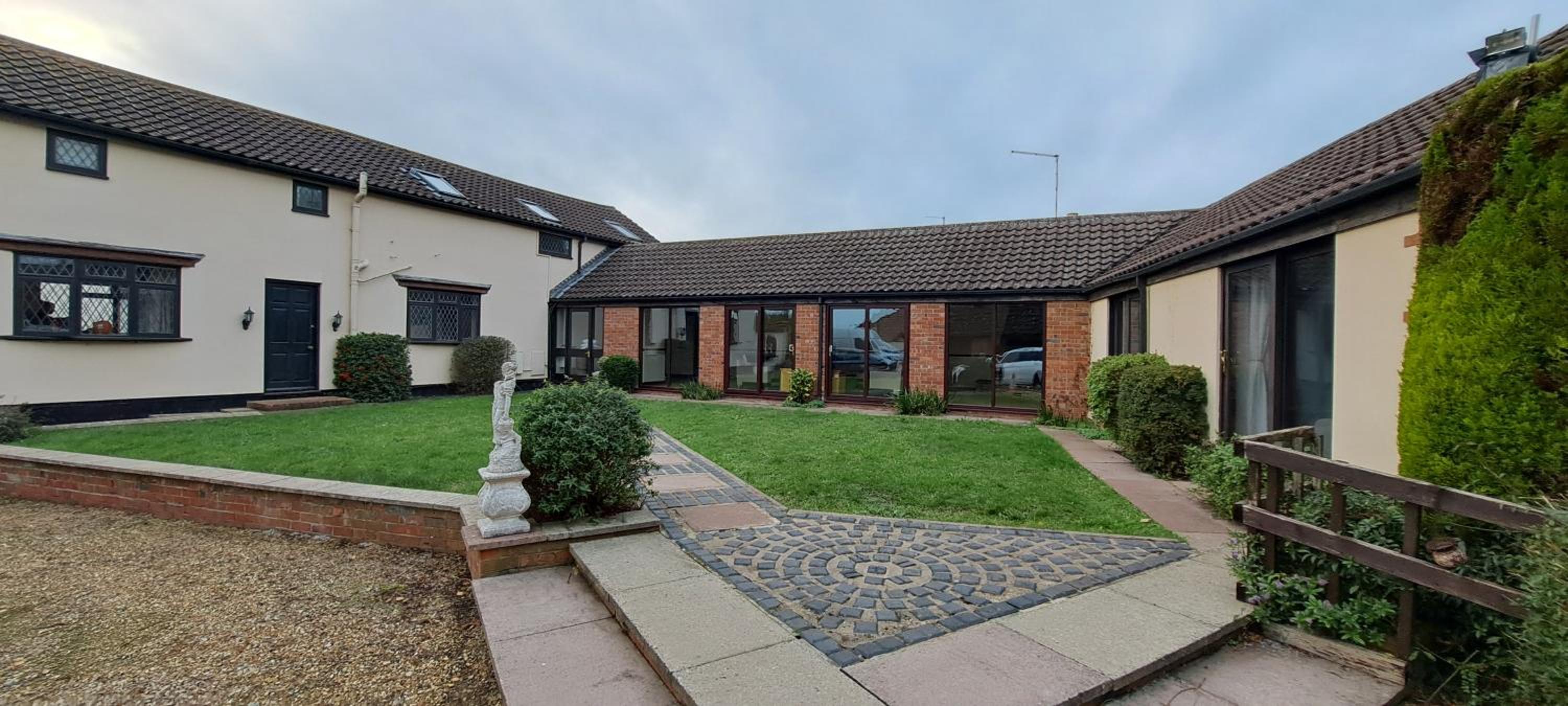 Massive 4 bed with countryside views in Peterborough